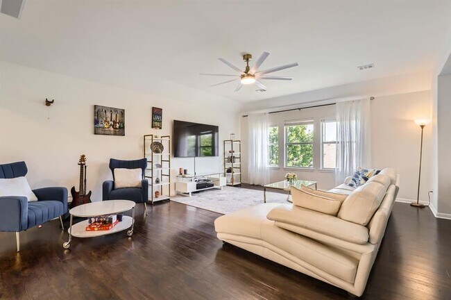 Building Photo - 4349 Green Tree Dr