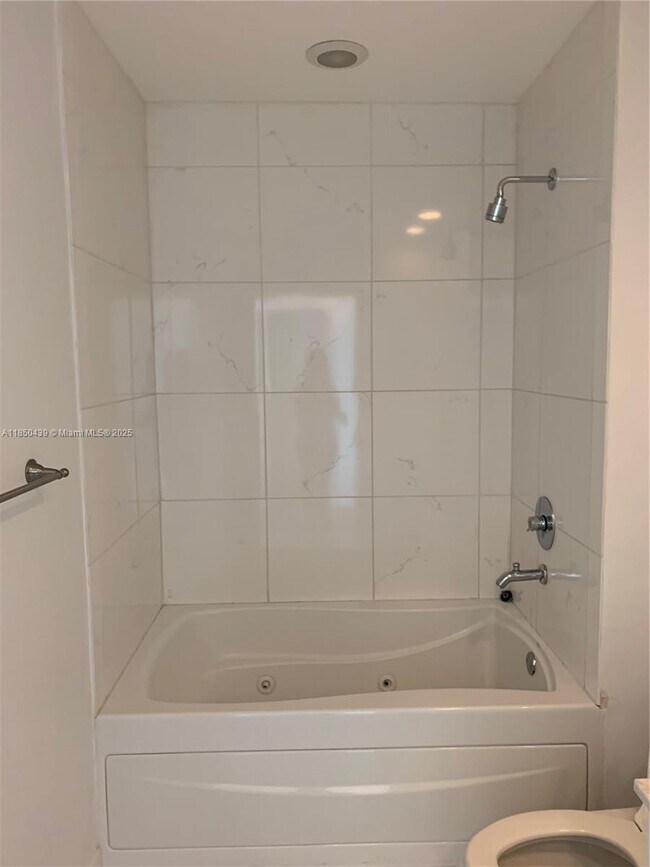 Building Photo - 950 Brickell Bay Dr