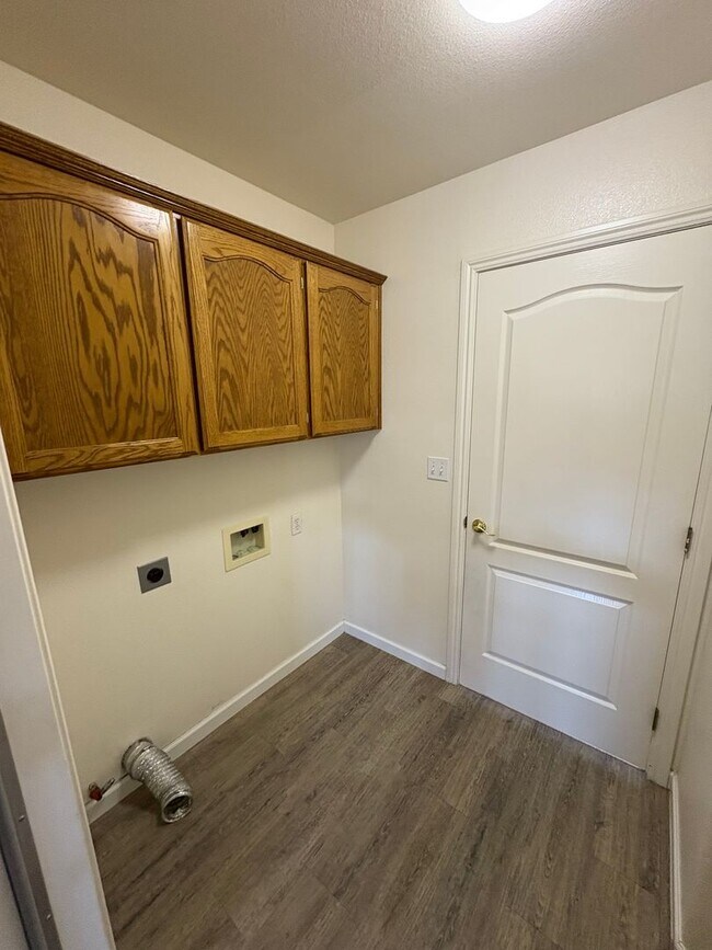 Building Photo - Beautiful home with pool Available Now!