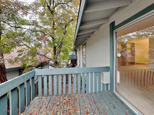 Building Photo - Upstairs Corner Unit 2/1.5 Condo Available Now!