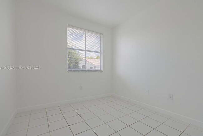 Building Photo - 1663 SE 27th Dr