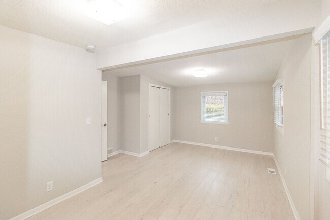 Building Photo - Gorgeous fully updated 3 bed 3 bath near KU Campus!