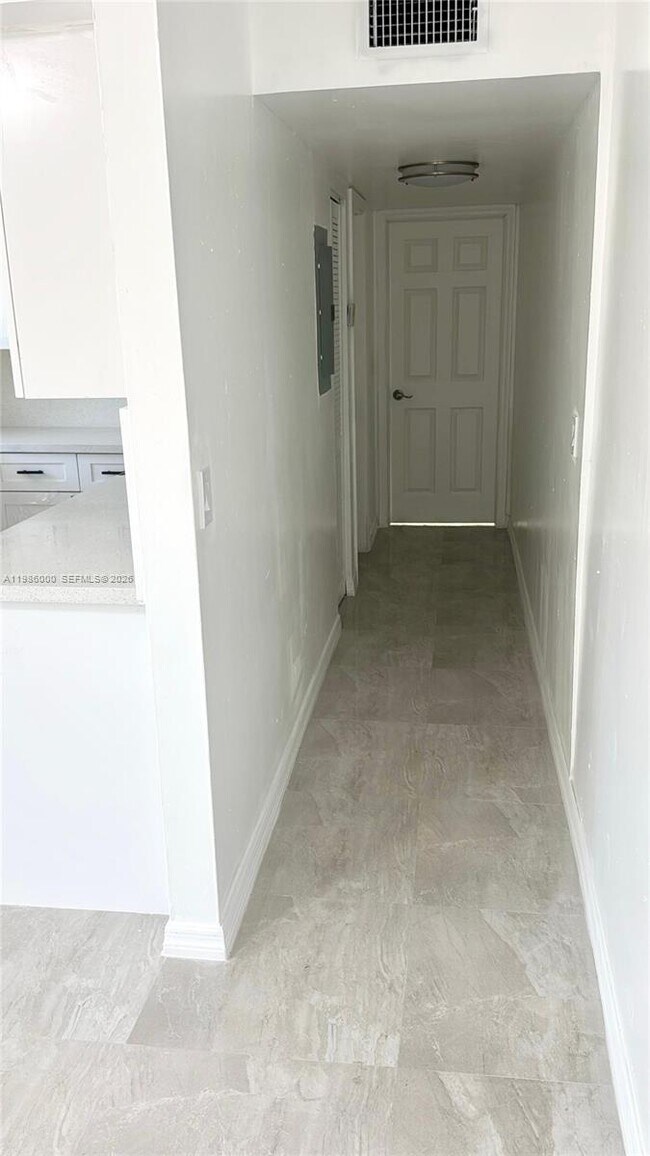 Building Photo - 6201 SW 37 Ct