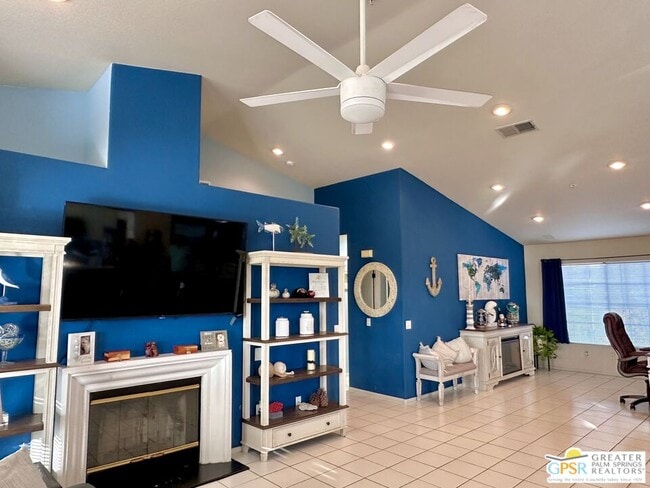 Building Photo - 9939 Vía Real