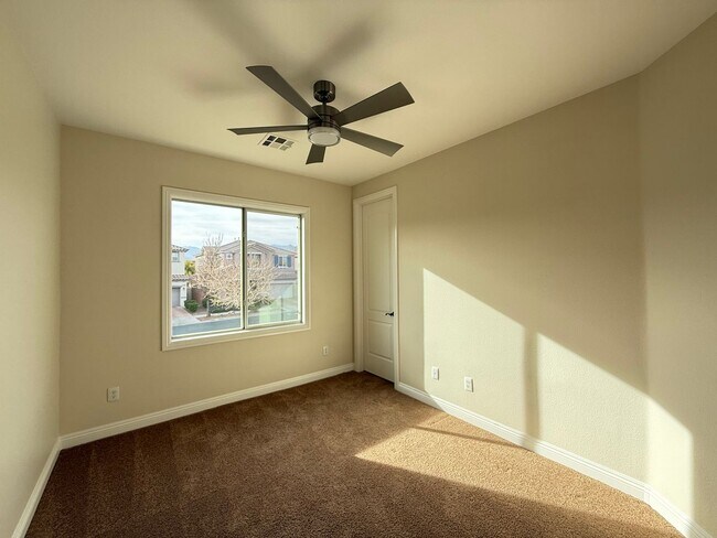 Building Photo - Gated 4BD/3BA home near Red Rock Casino! S...