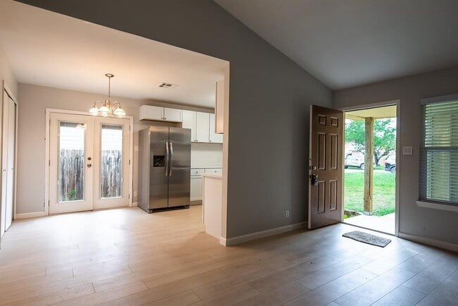 Building Photo - 8708 Pineridge Dr