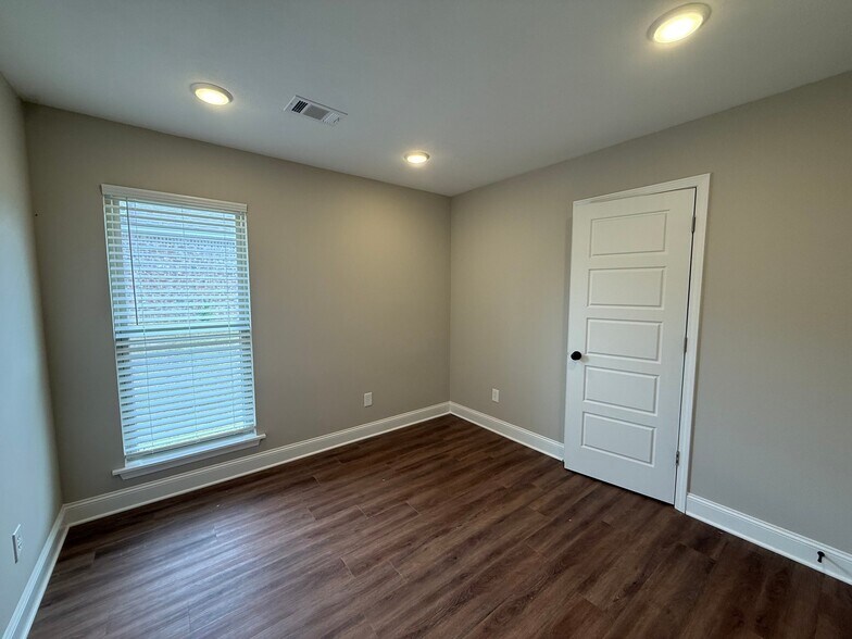 Building Photo - 110 Madisonville Dr