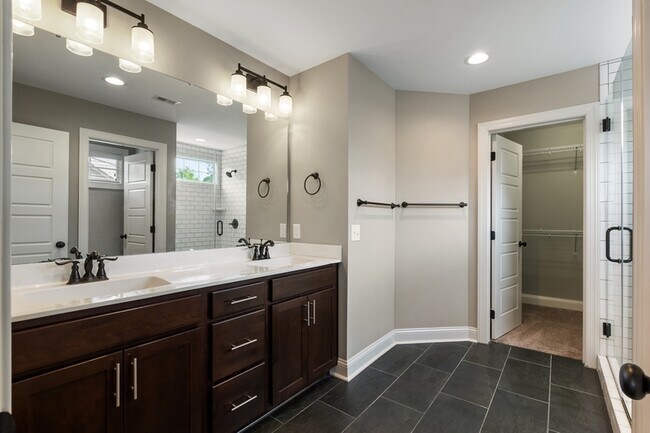 Building Photo - 126 Pinebranch Ct