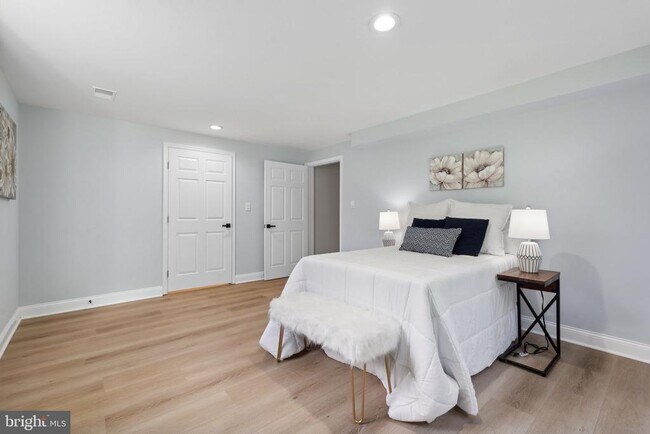 Building Photo - 10899 Woodland Falls Dr