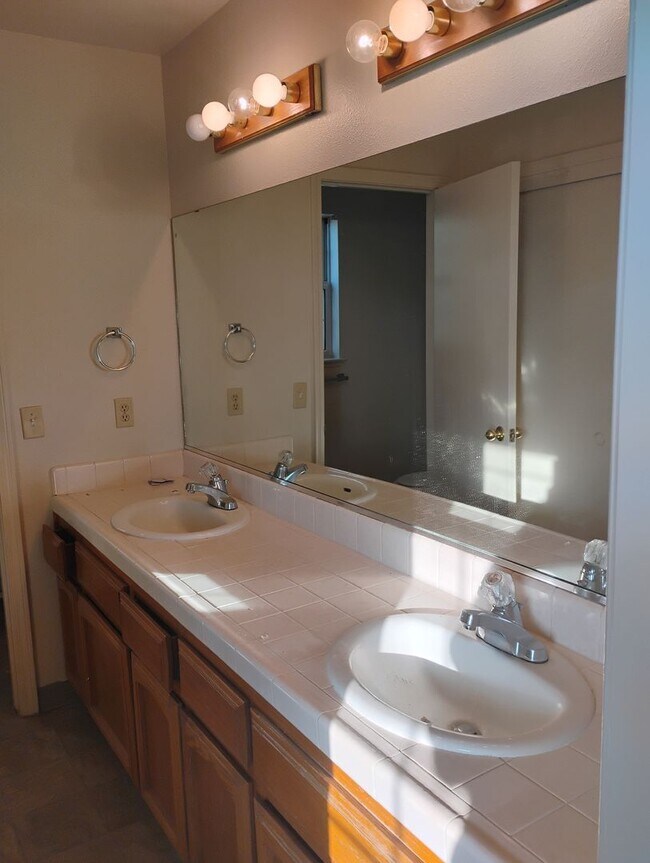 Building Photo - By appointment only. Do not disturb occupants. Apply now to schedule a viewing.