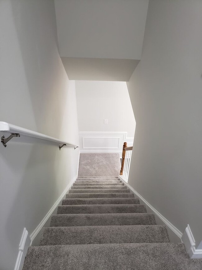 Building Photo - Very nice 3 Level in Fredericksburg!