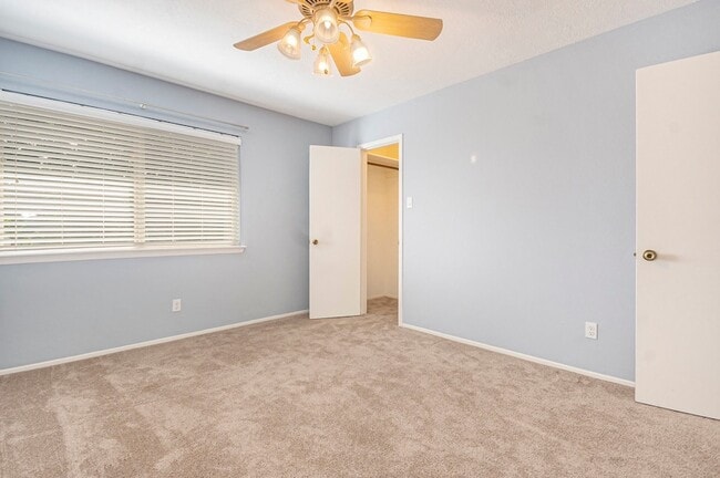 Building Photo - 302 Lochnell Dr