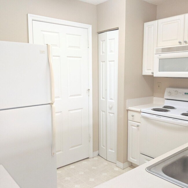 Building Photo - 1 bedroom, 1 bathroom condo for rent in The Preserve