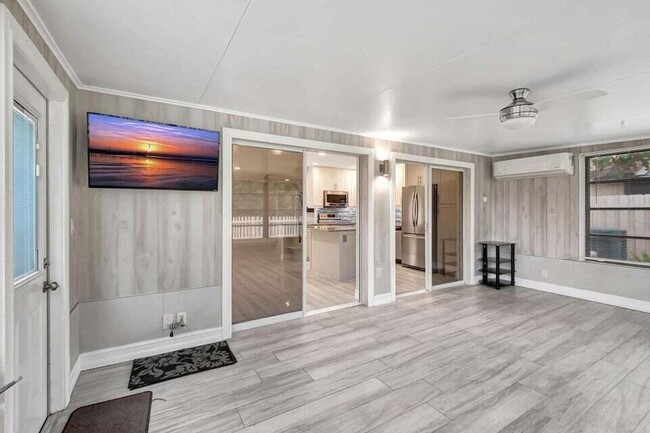 Building Photo - 5846 Mirror Lakes Blvd