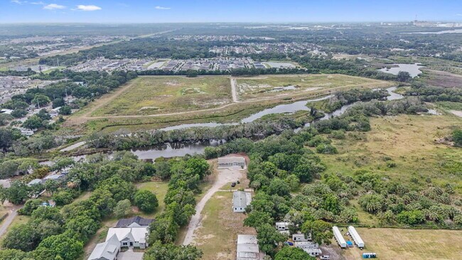 Building Photo - "Spacious 4-Bedroom Retreat with 3400 Sq F...