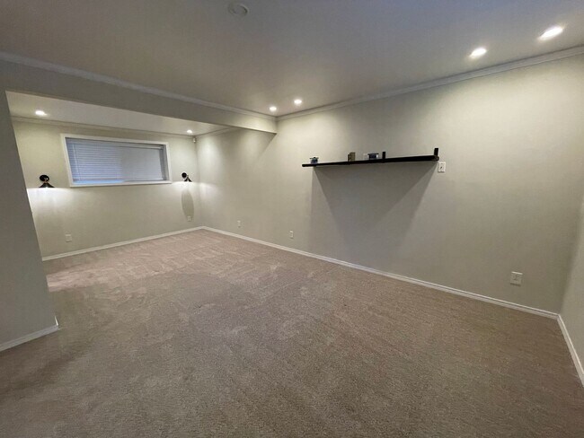 Building Photo - ***PENDING APPLICATION***Gorgeous 4 Bedroom Home In Desirable West Beach Area!