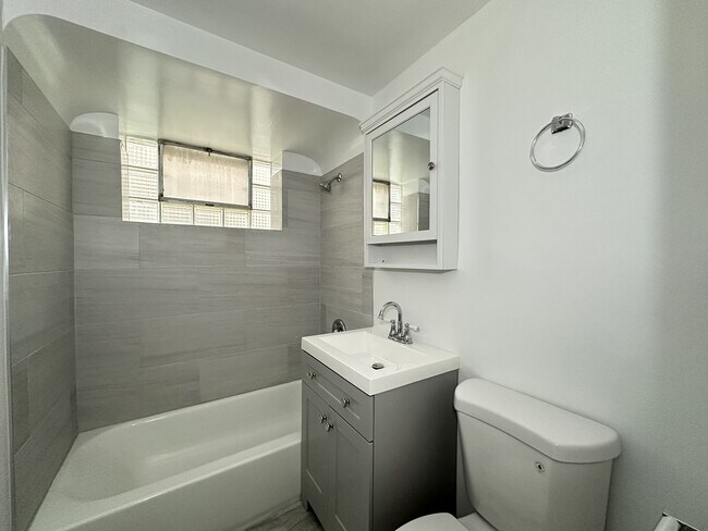 Building Photo - 6715 N California Ave