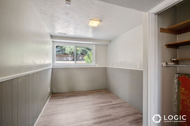 Building Photo - 844 E 2800 N