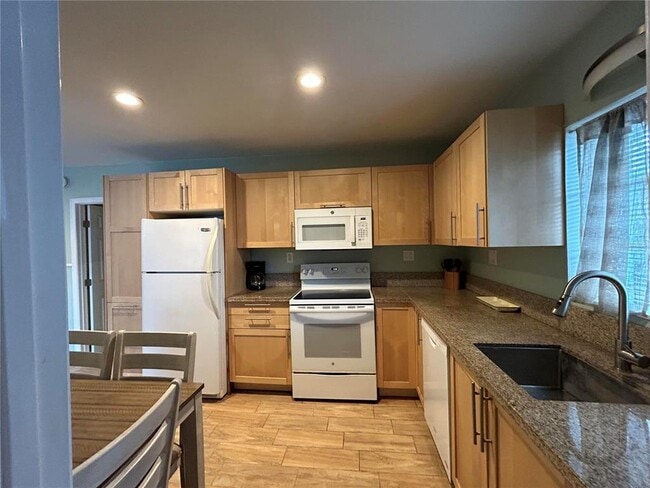 Building Photo - 770 Bay Esplanade