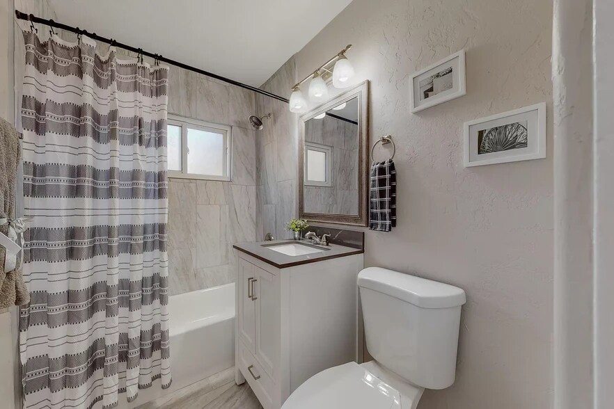 Building Photo - 8817 Candelaria Rd NE