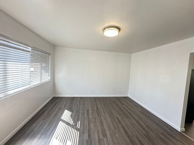 Building Photo - 3408