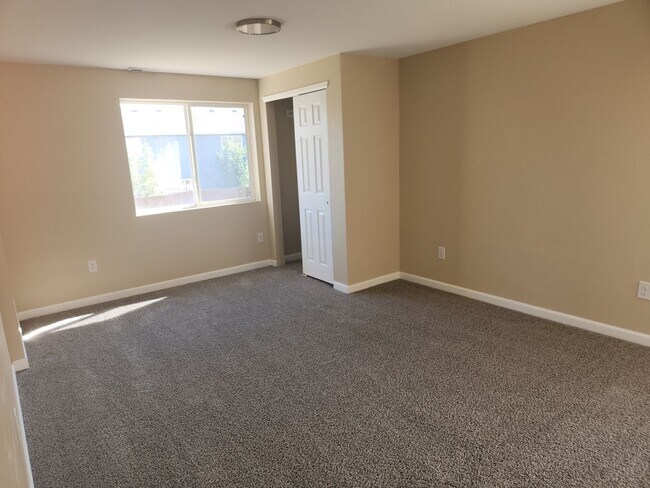 Building Photo - 8179 Meadowcrest Dr