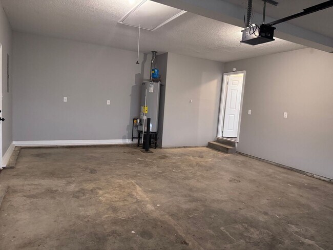 Building Photo - 130 Shady Maple Dr