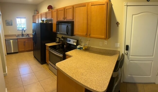 Building Photo - BACK ON THE MARKET!!! Grab this Spacious 4 Bedroom 2.5 Bath Townhouse