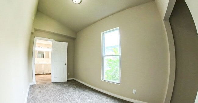 Building Photo - Fully Remodeled 4 Bedroom 2.5 Bathroom