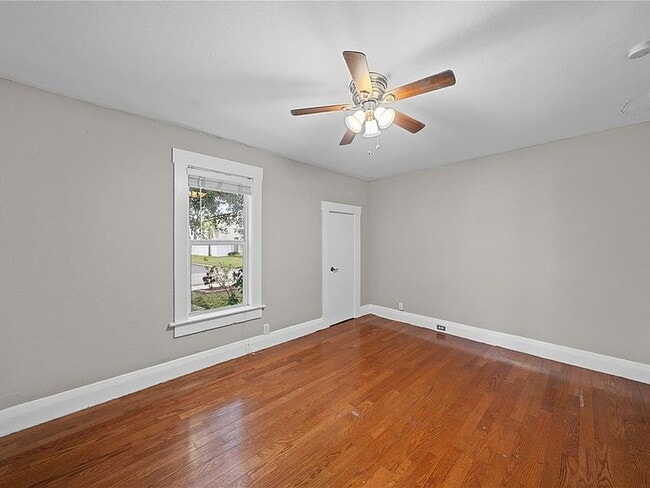 Building Photo - "Charming 3-Bed Oasis in Tampa with 2 Full Baths & 1650 Sq Ft of Comfort!"