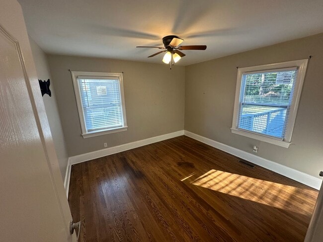 Building Photo - FOR LEASE - 3 bed, 2 bath, 1400 sqft single-family home