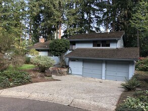 Building Photo - Spacious 4BR 2.75BA Tri-level home in quie...