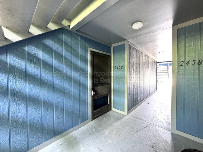 Building Photo - 2452 Oak Park Way