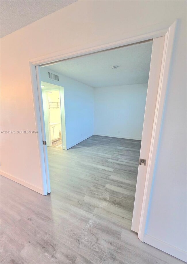 Building Photo - 4030 W Palm Aire Dr