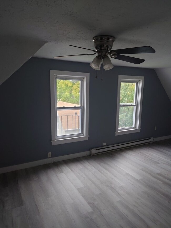 Building Photo - 2 Bedroom Single Cottage Family Home in Wo...