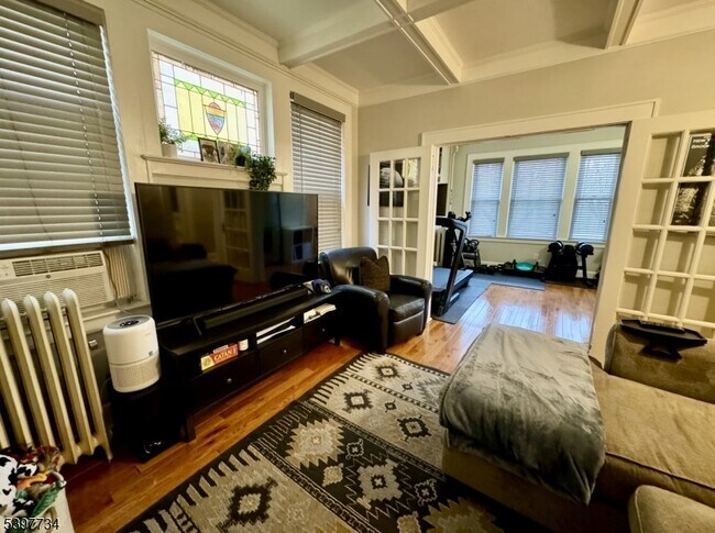 Building Photo - 10 Willowdale Ave