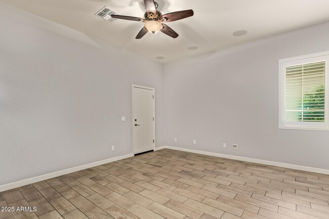Building Photo - 947 E Dumbarton Ave
