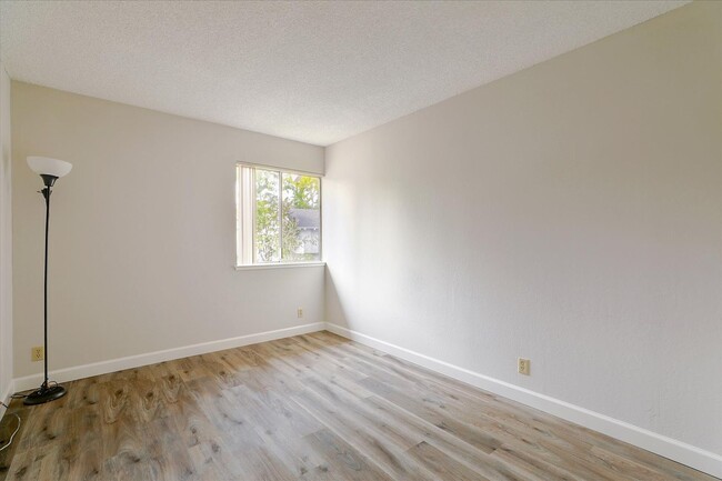 Building Photo - Cupertino 2 Bed, 2 Bath Townhouse with Att...