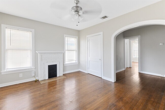 Building Photo - 419 W Polk St