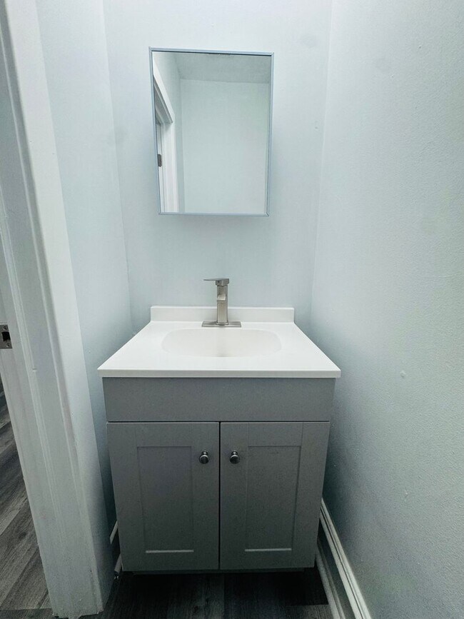 Building Photo - Large 4 bd Remodeled Section 8 Home!! Sect...