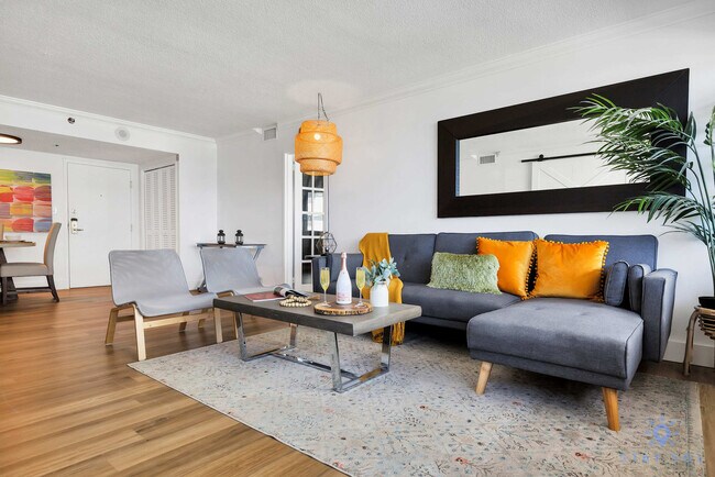 Primary Photo - 5225 Collins Ave