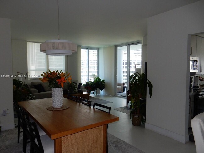 Building Photo - 801 Brickell Key Blvd