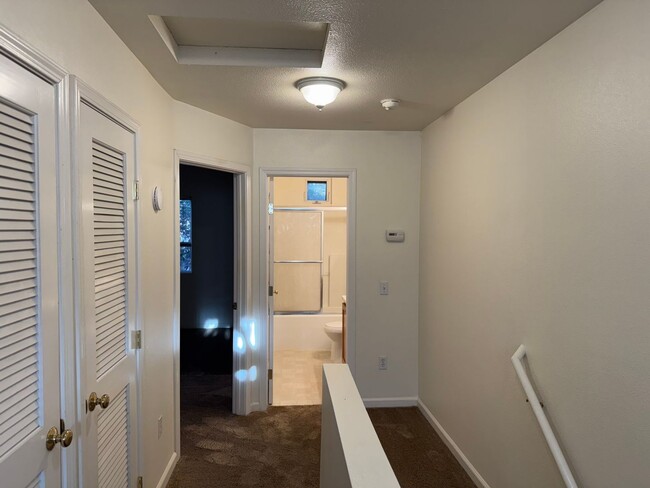 Building Photo - Charming 2 Bedroom 1.5 Bathroom Townhome w...