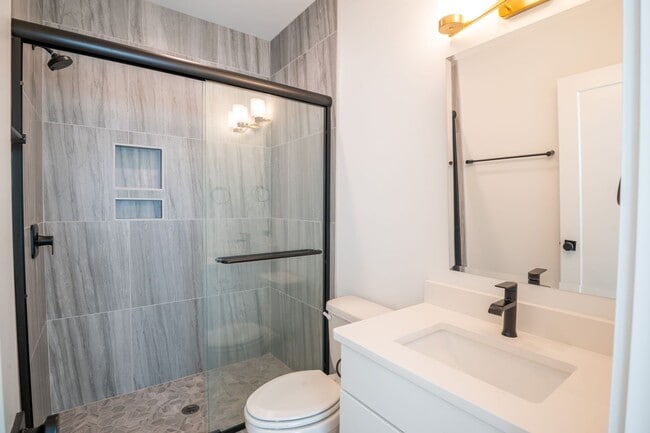 Building Photo - Go with the Flo 2 @ 207 Florence Ave #2
