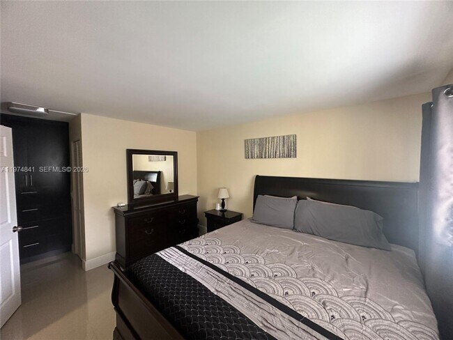 Building Photo - 9491 Palm Cir S