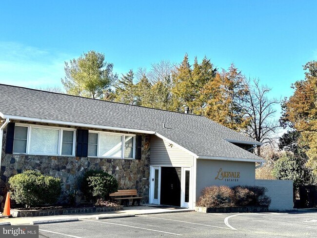 Building Photo - 2529 W Meredith Dr