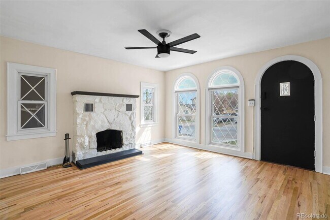 Building Photo - "Charming 3-Bedroom Home with 2 Full Baths in Prime Lakewood Location!"