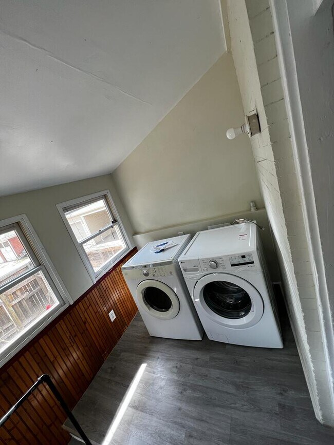 Building Photo - 1120 E 12th Ave