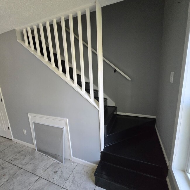 Building Photo - Available NOW— 2 bd/1.5ba townhome near Do...