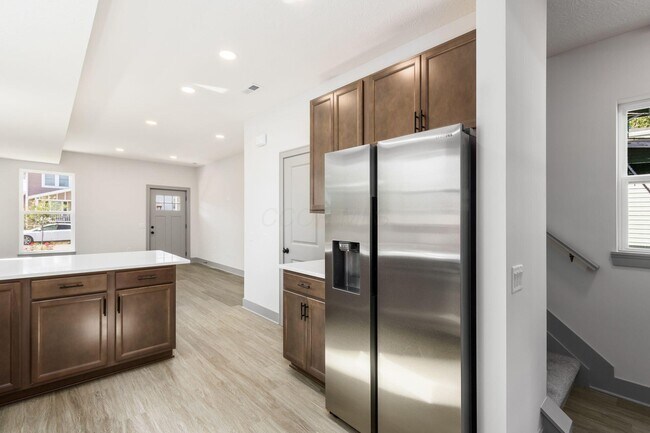 Building Photo - 858 E Starr Ave